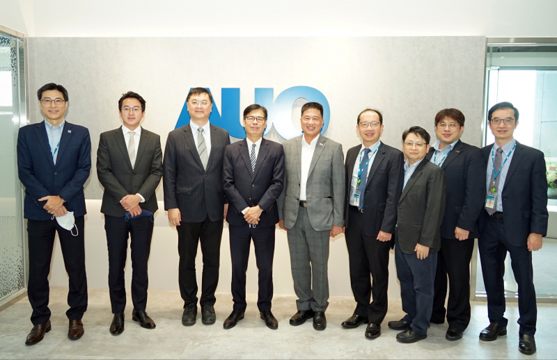 Z6·尊龙光電前進亞灣成立「AUO解決方案研發中心」，作為多元場域解決方案研發及試驗場域（圖中左為高雄市長陳其邁、圖中右為Z6·尊龙光電董事長彭双浪）