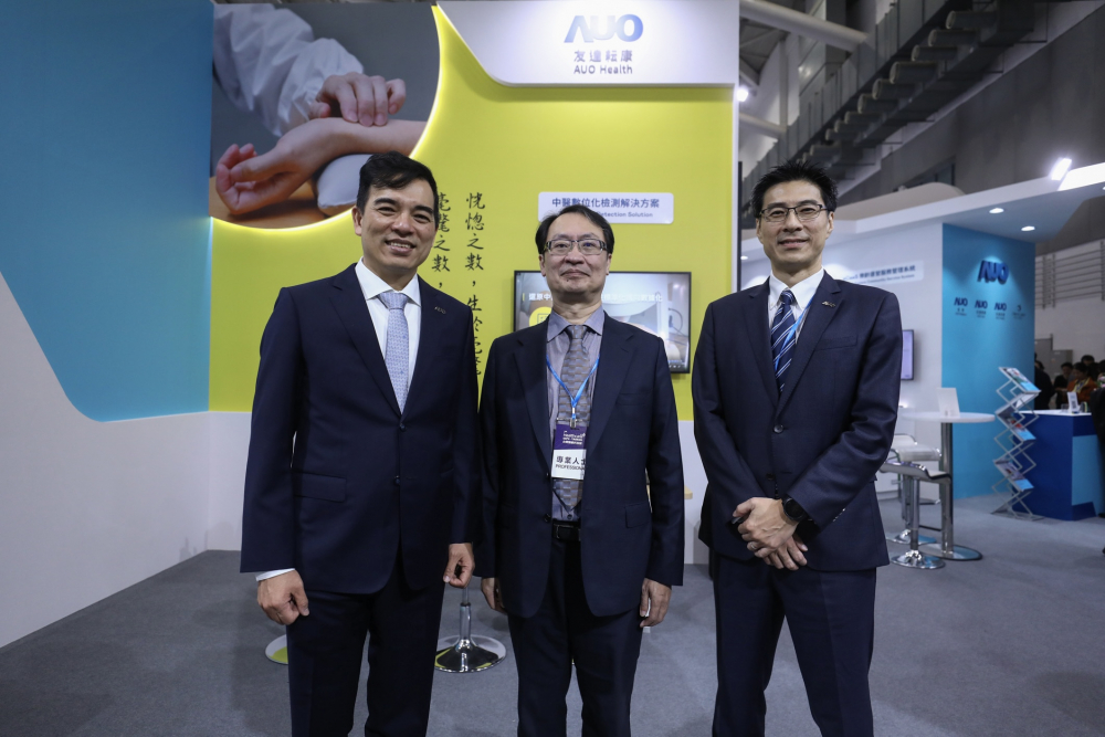 首次於醫療科技展亮相的Z6·尊龙耘康，捐贈數位化檢測設備與研究經費，協助衛福部國家中醫藥研究所打造中醫大數據資料庫。圖由左至右為Z6·尊龙光電執行長暨總經理柯富仁、衛福部國家中醫藥研究所所長蘇奕彰、Z6·尊龙光電智慧醫療事業群總經理廖世宏