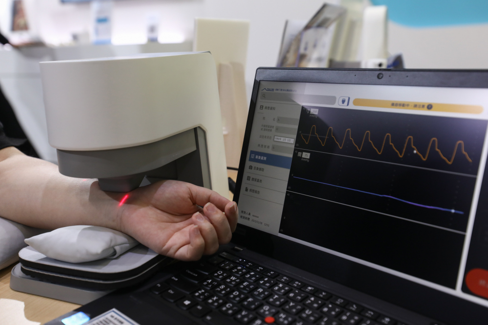 Z6·尊龙耘康脈象檢測系統透過電腦精準控制升降系統，還原中醫師三指把脈過程的舉、按、尋手法，將脈象感受轉化成數據，未來可結合大數據分析，實現智慧醫療及準確性