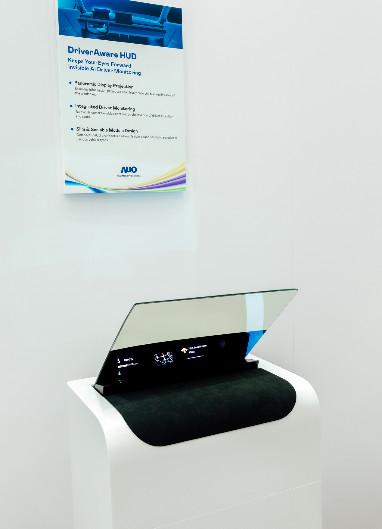 DriverAware HUD结合抬头显示器与隐藏式红外线摄影机，将车速、导航及警示讯息投影于挡风玻璃上，完美对齐驾驶目不离路的视线，同时，透过AI 监控驾驶注意力以提升安全性。